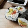 Hvordan laver man sushi ruller uden at de falder fra hinanden?