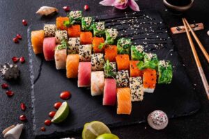 Kaburimaki Sushi Med Sort Baggrund